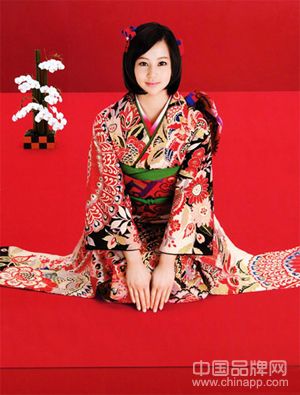 来自日本通的消息，日本和服是日本的民族传统服饰。在中国，并不是每个女人都喜欢旗袍，也不是平时常看到的。而在日本，和服却是每个女人的最爱，而且常常穿着和服“招摇过市”。