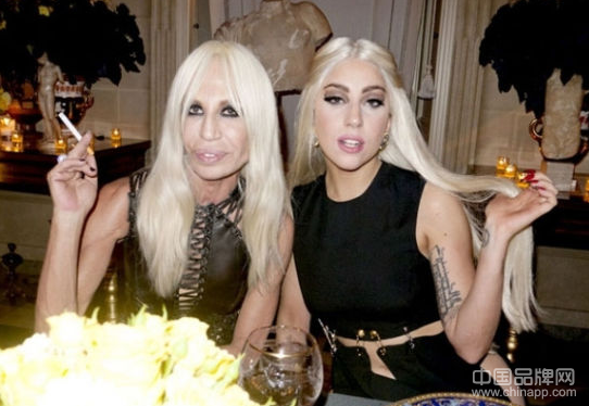 多娜泰拉-范思哲（左）与Lady-Gaga（右） 