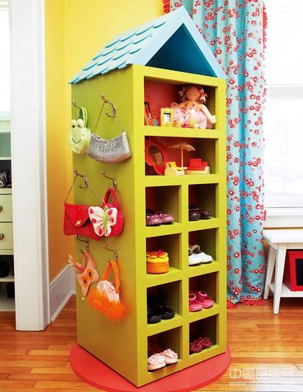 区分成不同层架的旋转式橱柜，可以用来归整鞋子和玩具，柜侧还装上挂钩放可爱的包包和其他饰品。