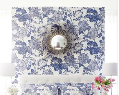 白地蓝花的装饰壁纸和蓝底白色床品