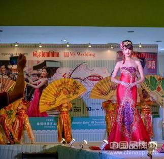 3月1日，在马来西亚首都吉隆坡，模特在婚纱美容展上展示婚纱。