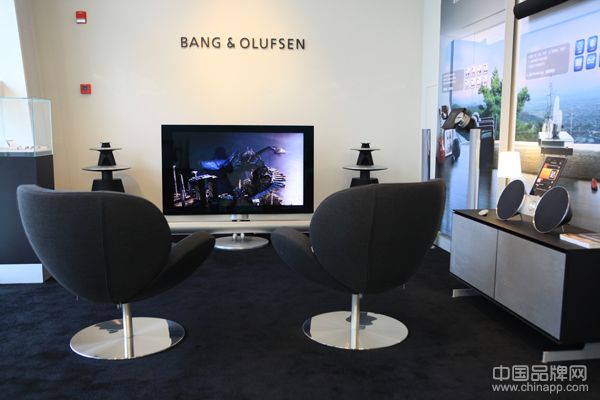 丹麦亲王亨里克（右）与B&O大中华 区执行董事Lars Hardboe Galsga ard （左）共同欣赏最新上市的BeoVi sion 12-65电视机