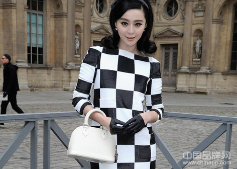 范冰冰LV黑白格子裙 复古亮相2013巴黎时装周