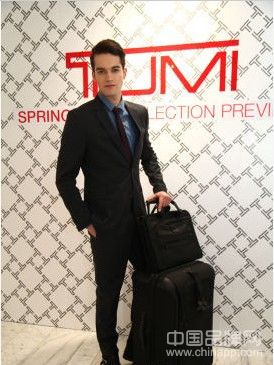 TUMI推出2013年春季系列包款
