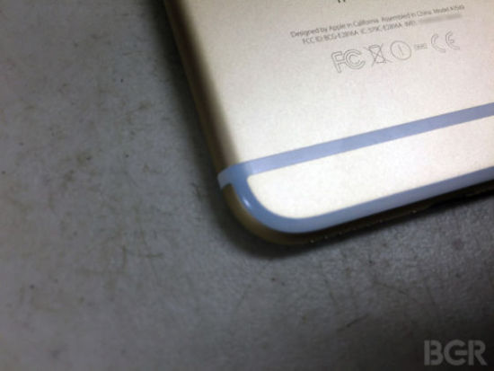 iPhone6背部天线挡板的塑料条容易被牛仔裤染色。