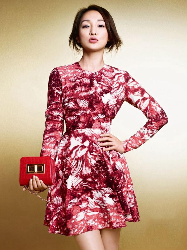 周迅夫妇携手拍摄H&M新春广告 大红单品喜气足