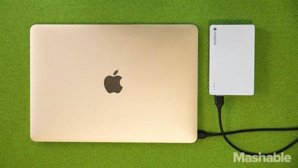 MacBook可使用移动电源充电1