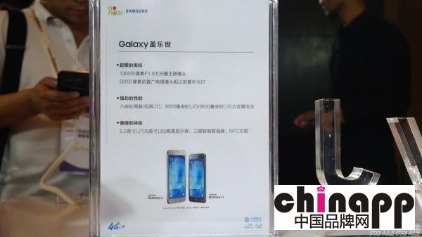 前置闪光灯，认识一下三星低端机 Galaxy J 吧5