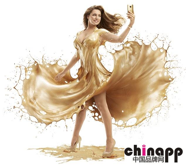 凯莉·布鲁克代言HTC手机 “黄金液裙”惊艳出镜1