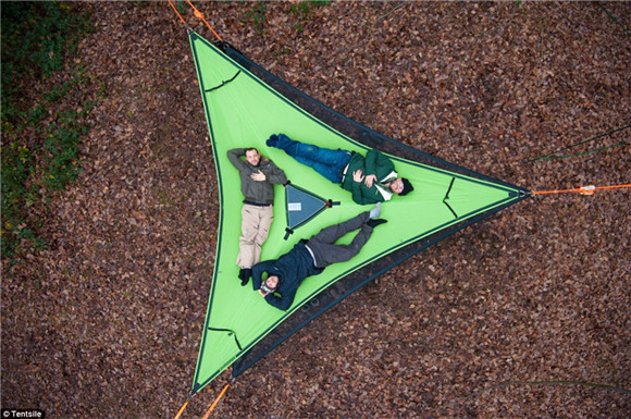 露营新玩法：悬在空中的树屋帐篷3