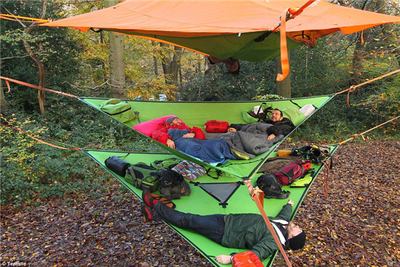 露营新玩法：悬在空中的树屋帐篷4