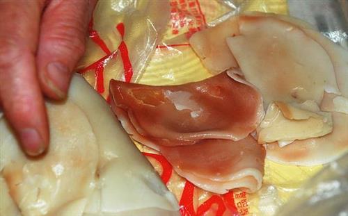 饺子皮一煮变铁锈红 卖家称面粉加工没问题1