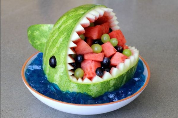用西瓜作好看又实用的鲨鱼果盆1