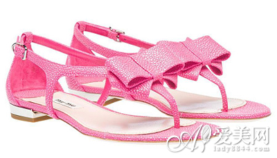 粉色平底凉鞋怎么搭配