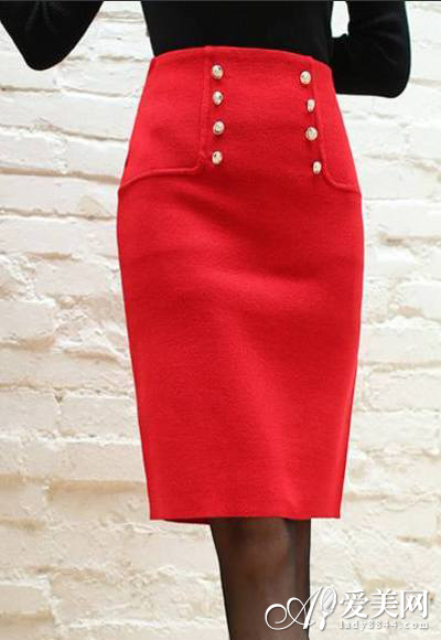 红色及膝包臀裙怎么搭配