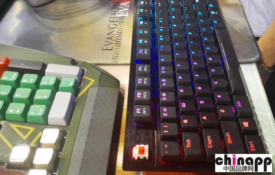 全球首款免电烙铁更换轴体的机械键盘RGB金属机械键盘3