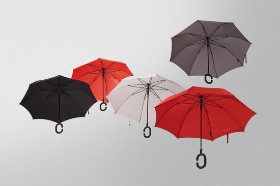 独特设计的雨伞 可以一边打伞一边玩手机1