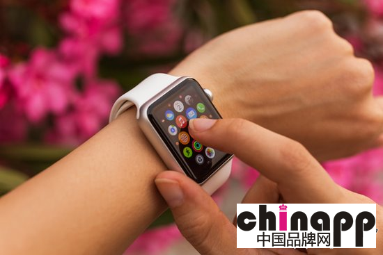 外媒称苹果明年将推智能腕带和新Apple Watch1