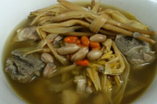 黄花菜排骨汤的做法：木耳油菜版