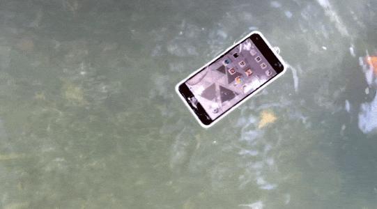 这款智能手机不仅能防水还能漂在水面2