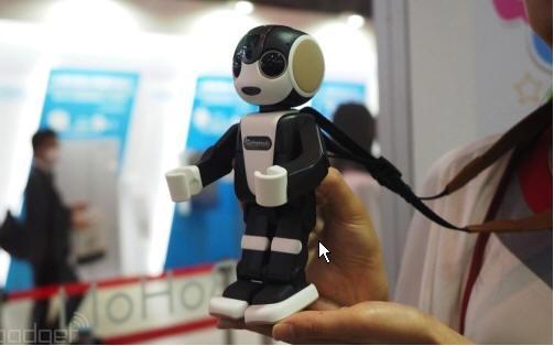夏普机器人智能手机亮相 明年年初在日本发布1