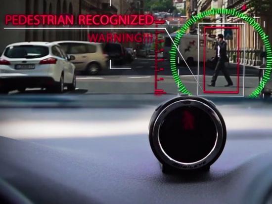 可有效减少车祸发生的智能仪表盘摄像头1