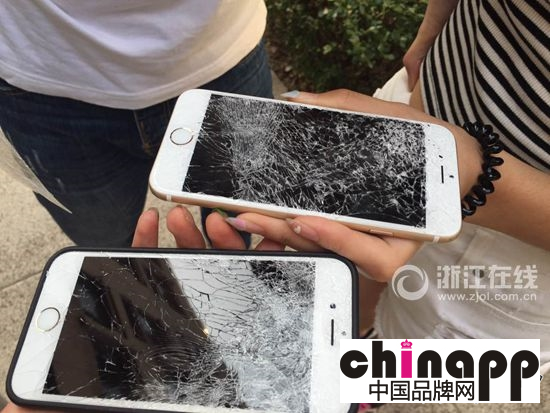 学生上课玩手机 大学女老师怒摔三台iPhone 61