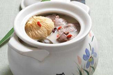新鲜猴头菇的做法：砂锅炖菌汤