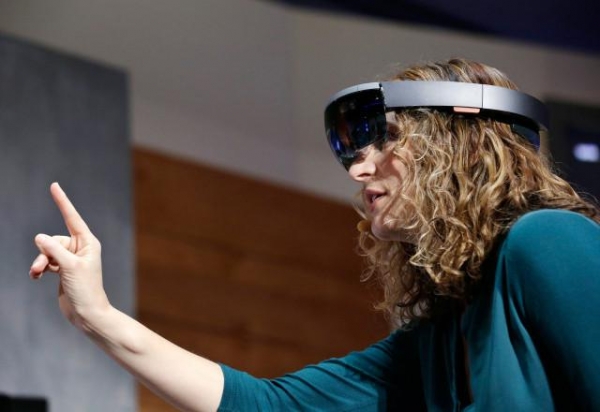 华硕明年将推出一款廉价版HoloLens1