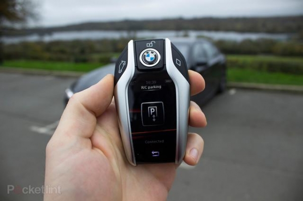 新款宝马7系11个科技功能盘点 遥控停车比较酷6