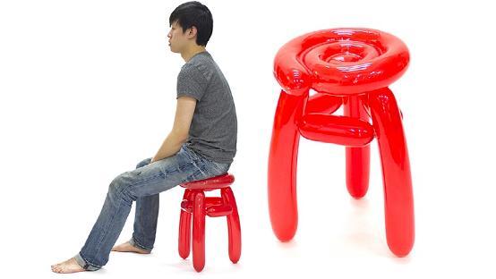 把气球涂八层环氧树脂折成椅子坐3