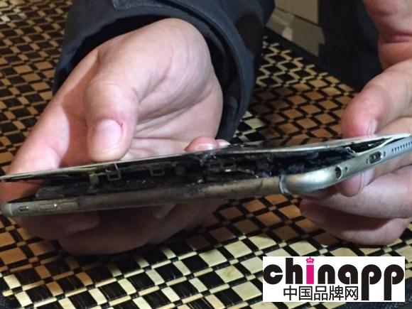 美男子放在裤兜中的iPhone 6 Plus突然起火！1