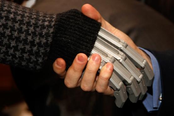 这个新型机械手套可让盲人“看到”物体1