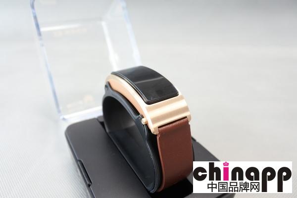 采用3D曲面：华为手环TalkBand B3亮相2