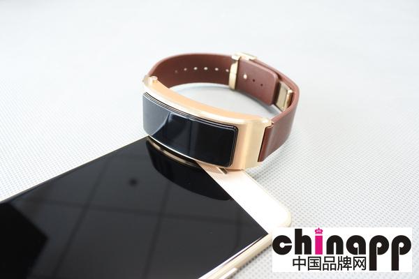 采用3D曲面：华为手环TalkBand B3亮相7