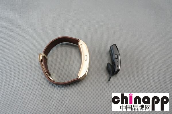 采用3D曲面：华为手环TalkBand B3亮相6