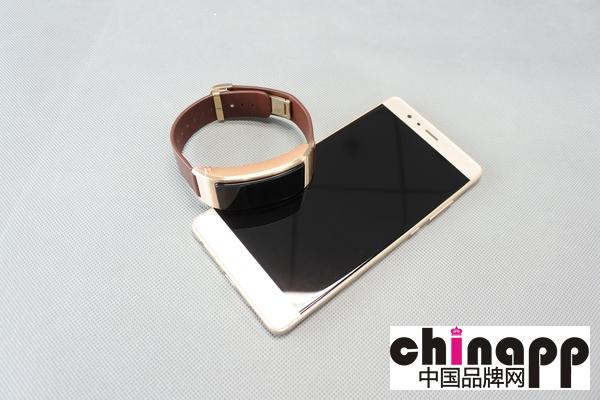 采用3D曲面：华为手环TalkBand B3亮相8