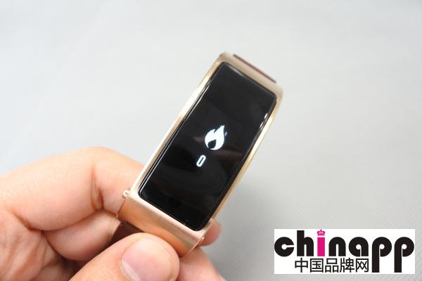 采用3D曲面：华为手环TalkBand B3亮相4