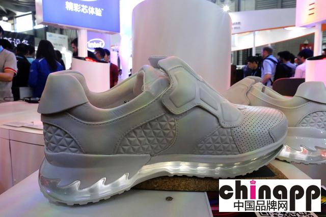 联想推出全新智能运动鞋The Lenovo smart shoe1
