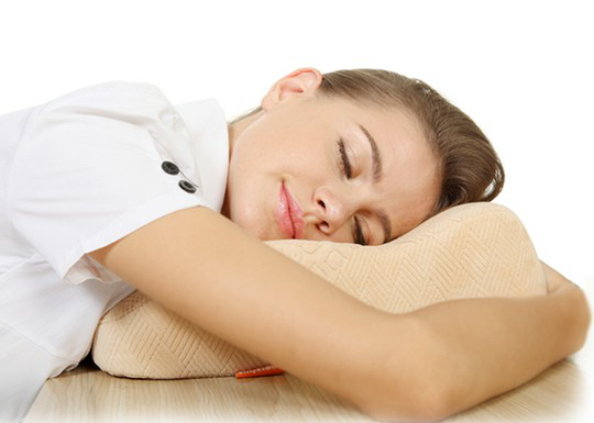 莲香岛健康护理小贴士：办公室午睡，姿势不对要重睡！