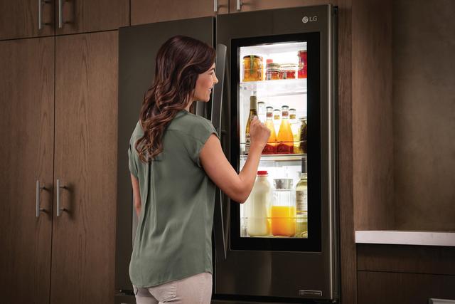 LG推新款法式多门冰箱 “透明门”设计新颖1