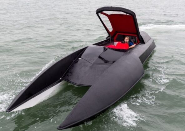 英国工程师花5年时间打造梦幻“蝙蝠船”1