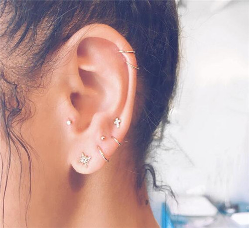 耳环新趋势 让闪亮亮的耳钉占满你的耳朵8