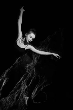 金晨巴黎時裝周看秀，COSBEAUTY 潤膚噴霧儀走哪兒帶哪兒6