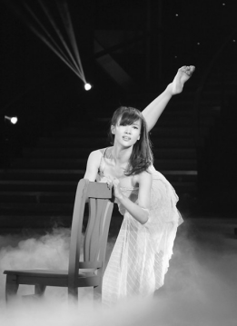 金晨巴黎時裝周看秀，COSBEAUTY 潤膚噴霧儀走哪兒帶哪兒7