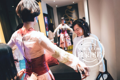 金晨巴黎時裝周看秀，COSBEAUTY 潤膚噴霧儀走哪兒帶哪兒3