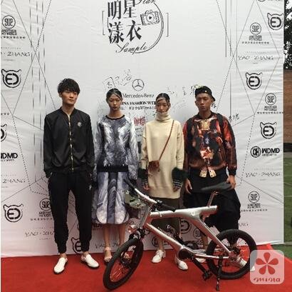 超悦智能电单车亮相北京国际时装周，或将成为潮人比较爱的出行装备2