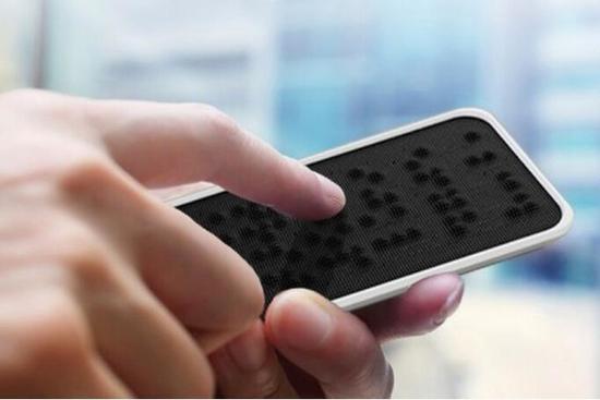 真正的触摸屏 盲人电话也能玩高科技1