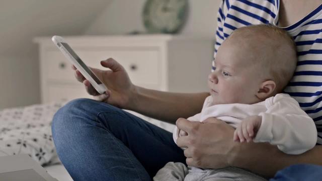 新爸妈别玩手机啦！触屏产品会让婴幼儿睡眠不足1