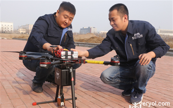 哈工大机器人集团自主研发喷火无人机 ，为电力巡检提供帮助1